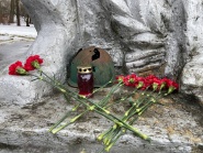 В День защитника Отечества сотрудники ООО "ПТП" и ООО "СФП" возложили цветы к мемориалам в Приморске.